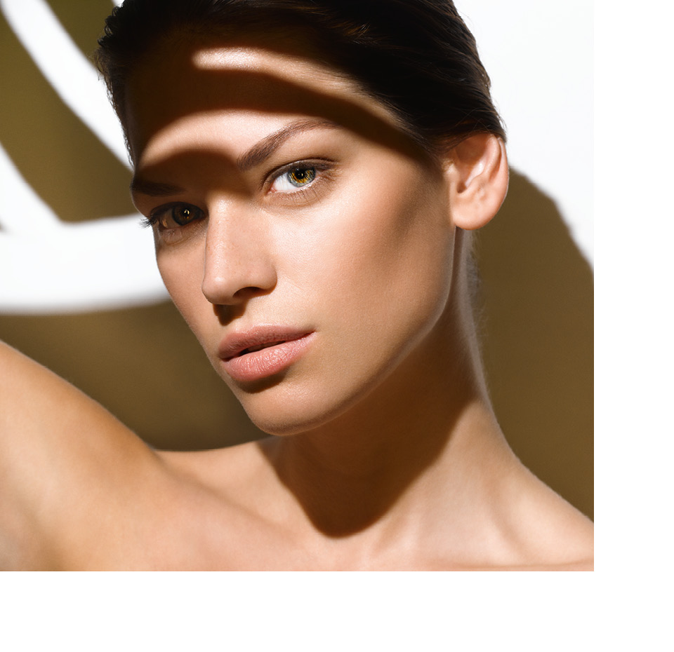 Vrouw met de zon op haar gezicht en een gezonde bruine kleur Vrouw met de zon op haar gezicht en een gezonde bruine kleur