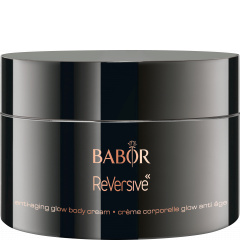 Zijdezachte en extra verzorgende anti-aging lichaamscrème met ultrafijne glow-tech pigmenten. REVERSIVE anti-aging glow body cream